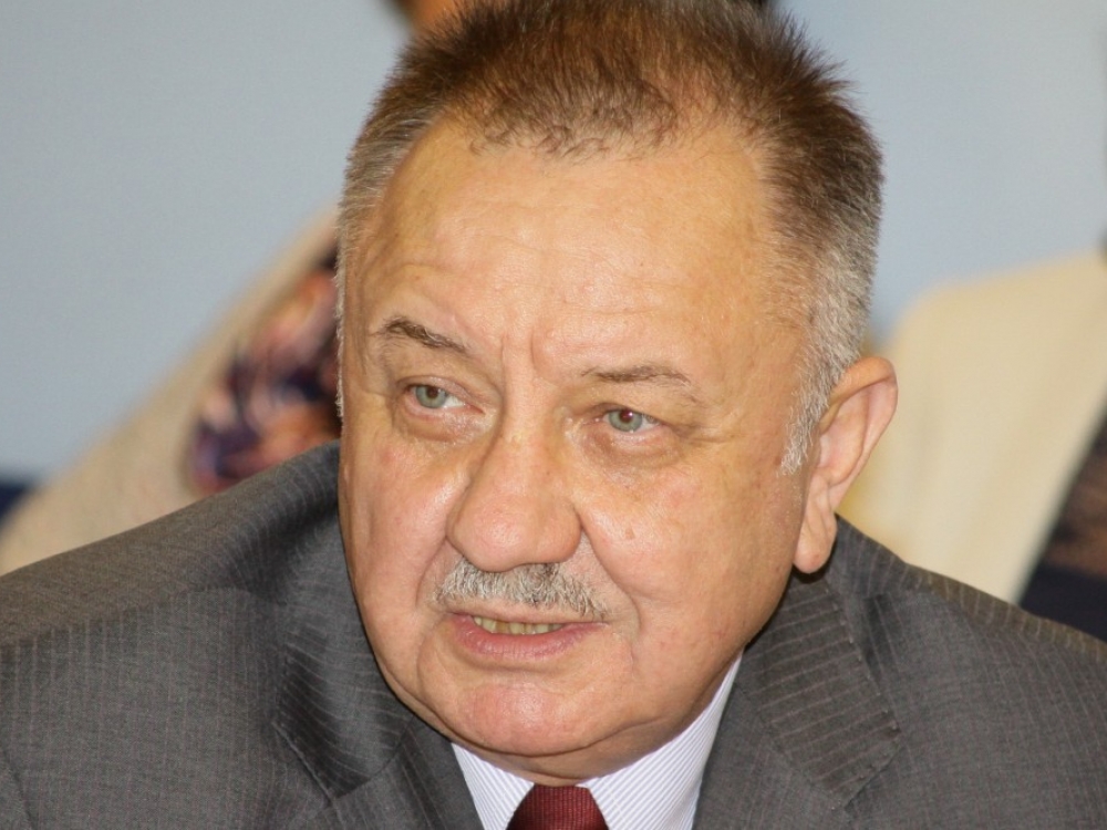 „Prieš keletą metų pacientų forume Pasaulio sveikatos organizacijos atstovas pasakė taiklią frazę: „eilės – tai pinigai“,“ – sako Lietuvos nacionalinės sveikatos priežiūros įstaigų asociacijos prezidentas, Klaipėdos universitetinės ligoninės vyriausiasis gydytojas prof. habil.dr. Vinsas Janušonis.
