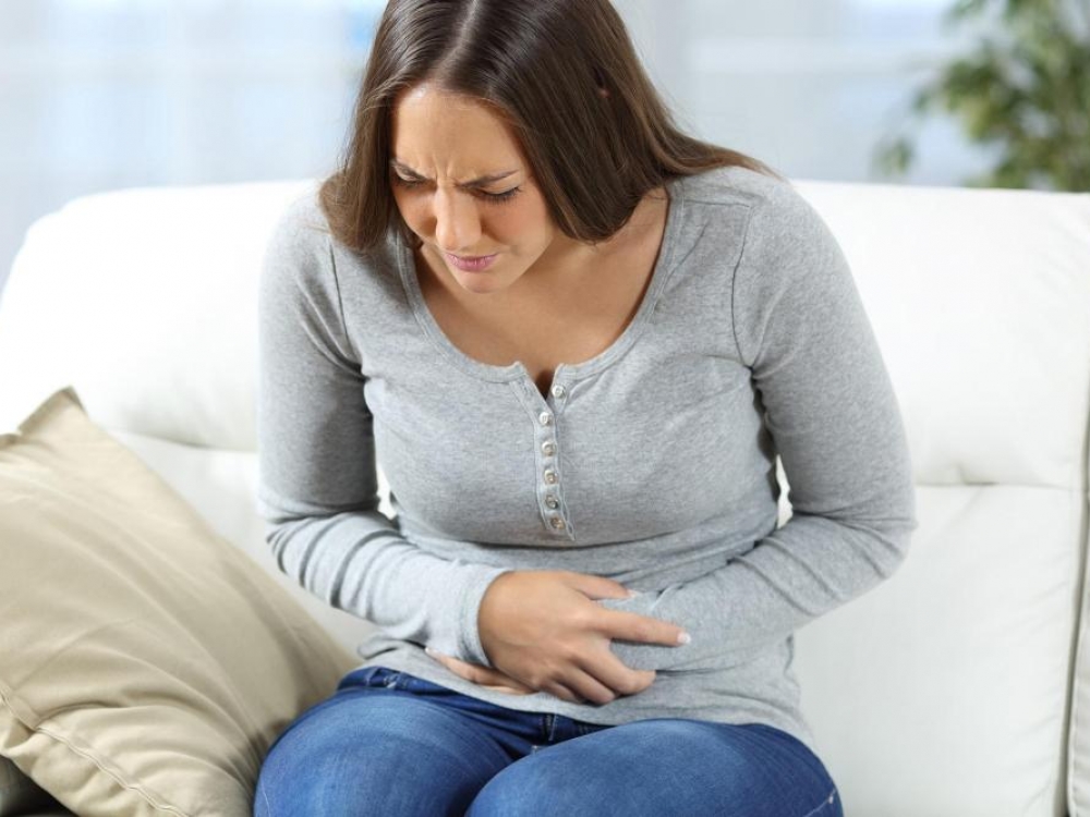 Šalutinis antibiotikų poveikis pasireiškia viduriavimu, pilvo skausmu, pykinimu, rėmeniu, vėmimu, apetito sumažėjimu, rečiau – vidurių užkietėjimu. Antibiotikų sukeltas viduriavimas gali atsirasti medikamentų vartojimo metu, praėjus kelioms dienoms ar net savaitėms po gydymo pabaigos.