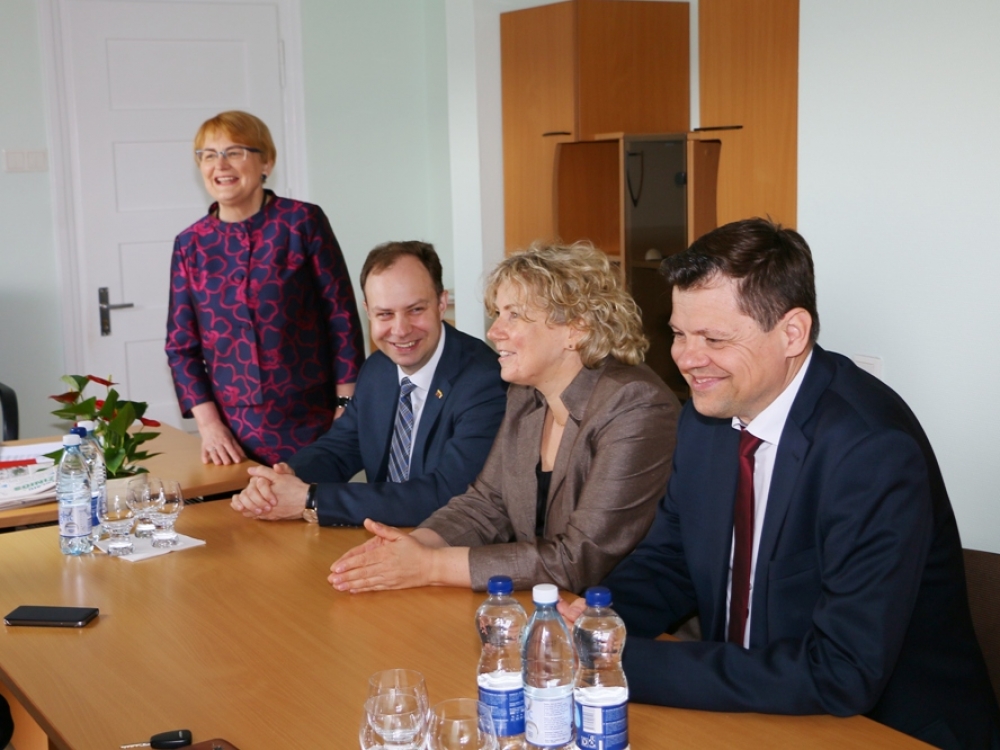 Regioninėje Telšių ligoninėje apsilankiusiai Sveikatos apsaugos ministerijos komandai (iš dešinės: ministro patarėjui Dariui Kazlauskui, ministrui Aurelijui Verygai ir viceministrei Gintarei Šakalytei) gydymo įstaigos vadovė Alma Vitkienė (stovi) pasakojo apie nuveiktus darbus ir pasikeitimus. 