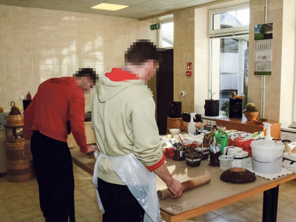 Pažangą padarę pacientai grįžimui į namus ruošiami prieš porą metų įkurtame moderniame Sveikatinimo centre, kur su ligoniais intensyviai dirba profesionalai. Beje, pacientams sudaroma galimybė netgi įgyti profesiją.