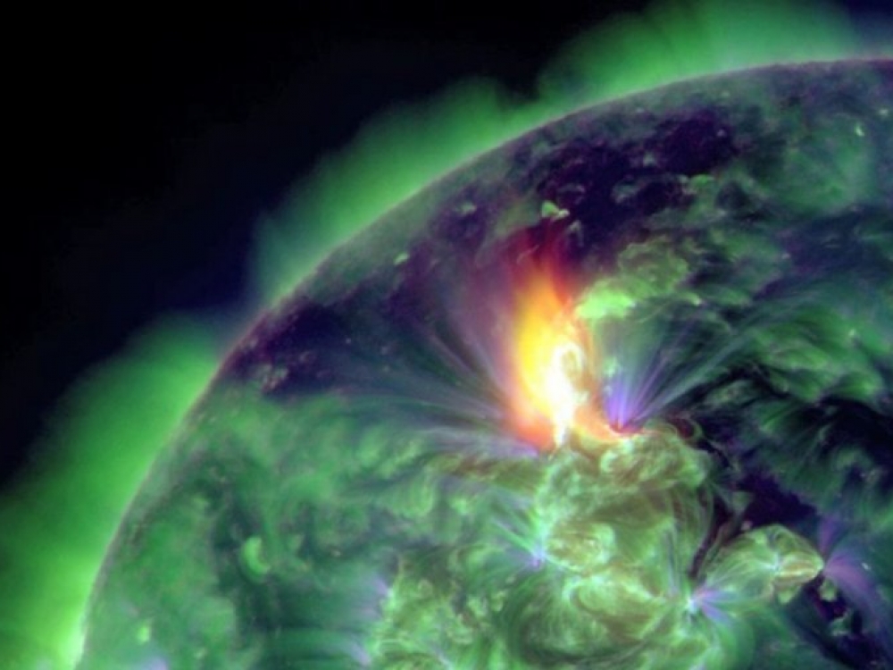 Daugelis elektromagnetinei spinduliuotei jautrių žmonių jos poveikį ima jausti prieš keletą dienų. Dar tik artėjant magnetinei audrai išauga širdies priepuolių skaičius, labai padaugėja pacientų su trinkančiu širdies ritmu – ypač su prieširdžių virpėjimais, taip pat dūstančių ir su nevaldomai aukštais kraujospūdžiais.