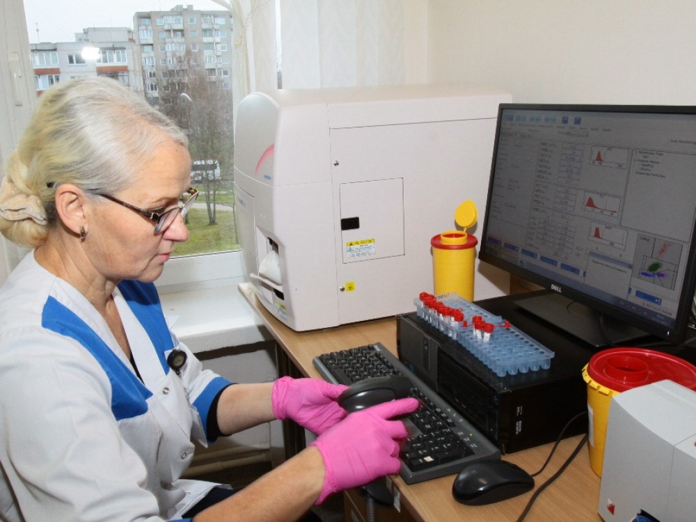 Įstaigos naujokas – hematologinis aparatas yra geresnis už anksčiau turėtą, nes juo atliekamas C reaktyvinio baltymo tyrimas. „Greitai išmokome dirbti nauju aparatu. Kadangi turėjome panašų, tai daug kas yra išlikę ir nebuvo per daug sudėtinga“, – apie dvi savaites dirbantį aparatą pasakoja laboratorijos darbuotoja Rima Malašauskienė.