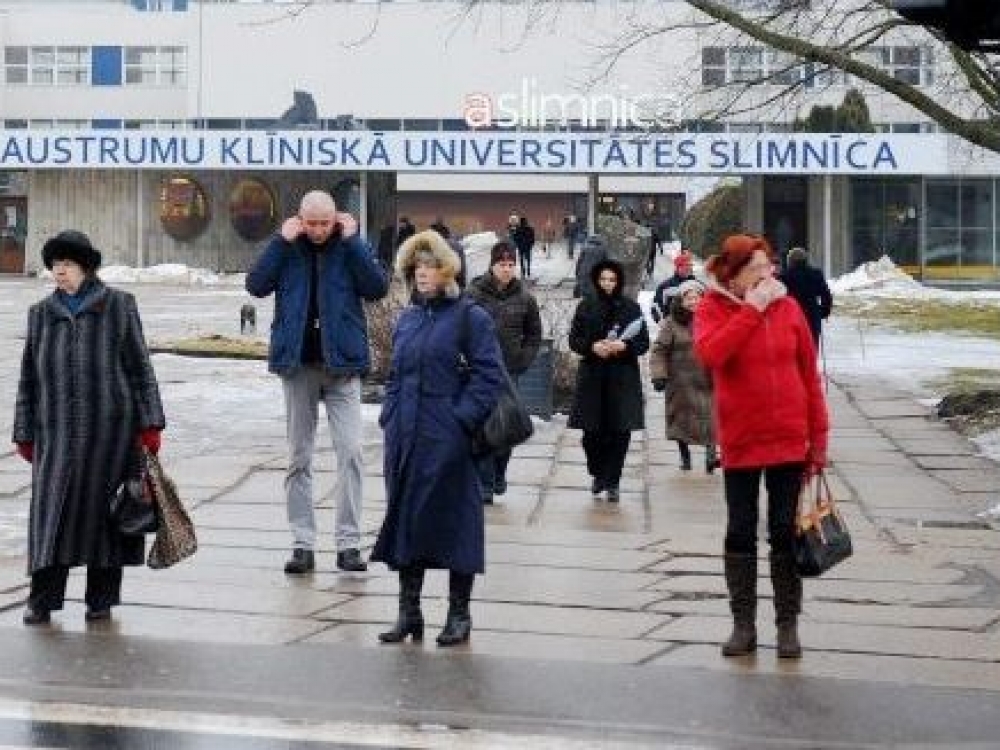 Viena rimčiausių latvių medicinos bėdų – didžiulės eilės pas gydytojus specialistus, kurių ypač regionuose katastrofiškai trūksta. Pavyzdžiui, Sveikatos apsaugos ministerijos duomenimis, praėjusį mėnesį Daugpilio poliklinikoje norint gauti neurologo ar ortopedo-traumatologo konsultaciją reikėjo laukti 92, kineziterapeuto – 102, endokrinologo – 74, onkologo – 61 dieną.