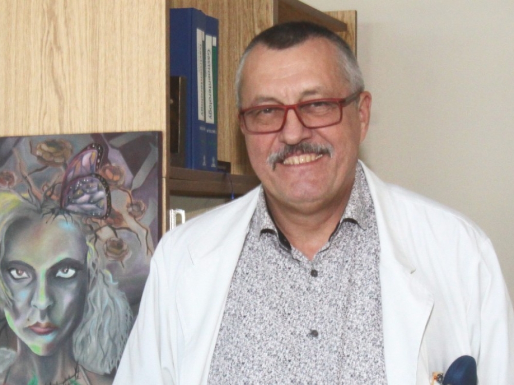„Prie sunkiai sergančių pacientų mes pratę, bet itin sunku dirbti su giminėmis, kurie neturi jokio supratimo, tik reikalavimus, kurie dažniausiai būna neįgyvendinami“, - sako prof. habil. dr. Jonas Valantinas.
