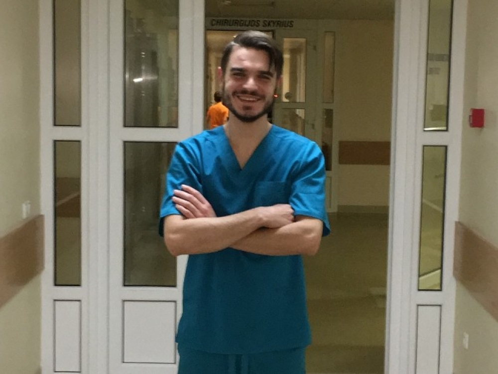 „Studentams verta važiuoti į mažesnes šalies ligonines atlikti praktiką, nes jose įgyji daug daugiau patirties, gydytojai dažniausiai noriai dalijasi patirtimi ir pasitiki studentais, ir rajone žmonės gydytojus labiau vertina nei sostinėje“, - sako rezidentas Benediktas Jonuška.