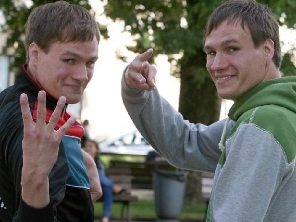 „Mūsų tėtis Kūčias labiausiai gerbė iš visų švenčių. Laikėsi principo, kad gali po trijų dienų ir valgyti neturėti, bet Kūčios – šventas reikalas. Tikrai jautėme jo pastangas Kūčių vakarą, Kalėdas išlaikyti ypatingomis, nevartoti alkoholio“, - pasakoja Algirdas ir Remigijus Gataveckai.
