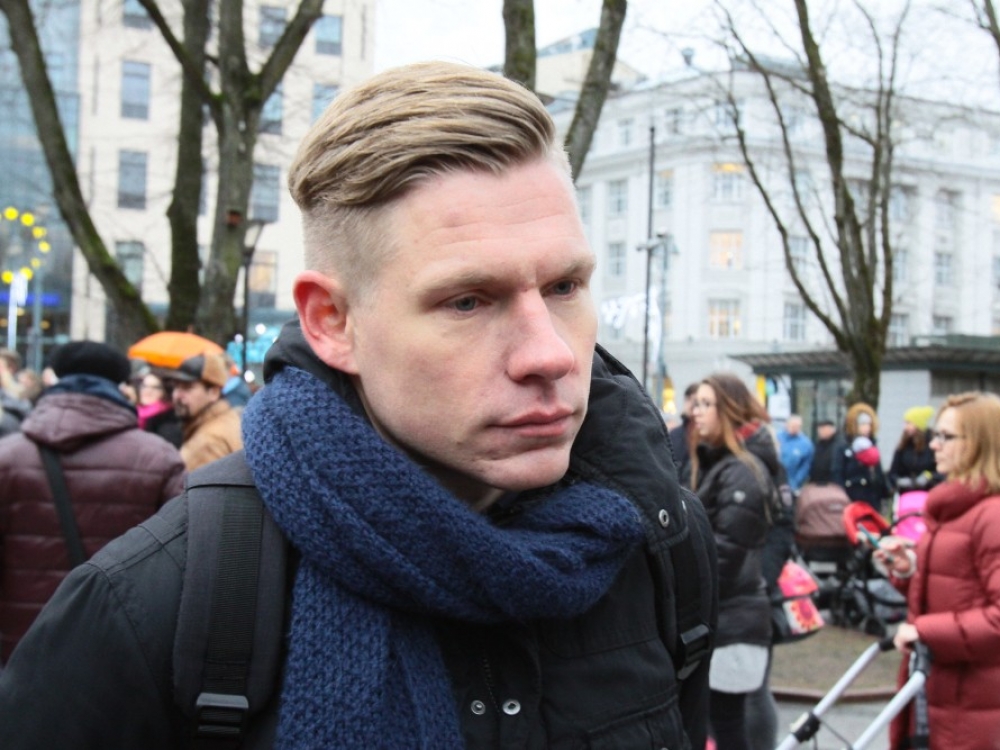 „Daug jaunų gydytojų niurzga, nepatenkinti, bet nieko nedaro. Todėl siūlau visų pirma pradėti nuo savęs: pasižiūrėkime, kaip vienoje ar kitoje situacijoje patys jaustumėmės būdami pacientais, ir išdrįskime kalbėtis ir bandykime keisti. Lengva nebus, bet galėsime dirbti savo šalyje“, - sako Lietuvos sveikatos mokslų universiteto Rezidentų tarybos narys kraujagyslių chirurgijos rezidentas Martynas Laukaitis.