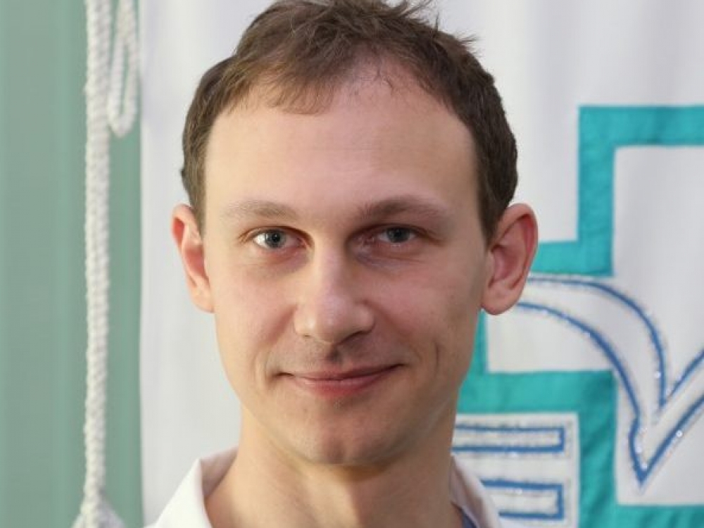 „Mano galva, jaunam specialistui svarbiau negu darbo užmokestis yra žinojimas, jog darbe jis gali tobulėti, mokytis, kilti karjeros laiptais. Tai suteikia šviesesnio rytojaus viltį, skatina likti bei siekti aukštumų Lietuvoje“, - sako gydytojas kardiologas Jonas Jarašūnas.
