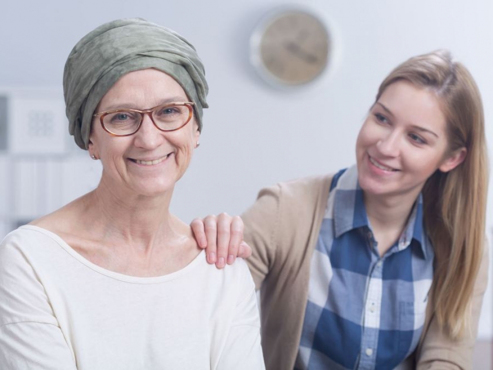 Išgirdus diagnozę „vėžys“ vienas svarbiausių artimųjų vaidmenų – padėti adekvačiai įvertinti situaciją. Būtent artimieji galbūt išgirsta iš gydytojų daugiau informacijos nei pats žmogus, tiesiog labiau įsiklauso, jiems lengviau priimti informaciją.