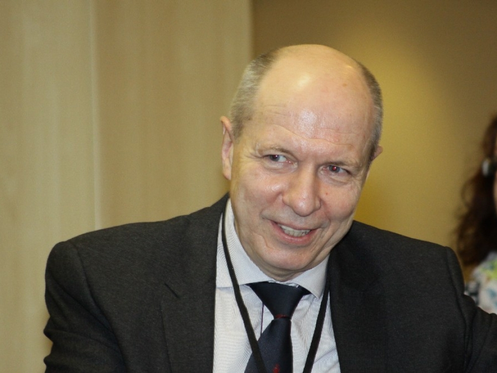 „Jei galėtume ligą diagnozuoti kur kas anksčiau, išgyvenamumo rodikliai ženkliai pasikeistų. Prieš kelias savaites operavome jauną žmogų, kuriam atsitiktinai vienu metu nustatytos dviejų lokalizacijų - kasos ir inkstų - fatalinio vėžio diagnozės. Tačiau ligos nustatytos labai anksti, navikai - maži, operacija truko valandą, tad abu organai išsaugoti. Pacientas sveiksta ir esame užtikrinti, kad jis sėkmingai gyvens toliau“, - sėkmingu pavyzdžiu dalijasi Nacionalinio vėžio instituto vadovas prof. dr. Feliksas Jankevičius.