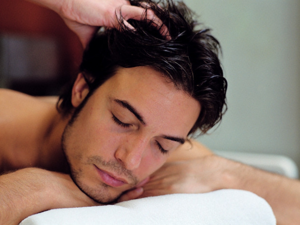 Reguliariai masažuojant galvos odą yra pagerinama kraujo apytaka, kuri skatina naujų plaukų augimą.