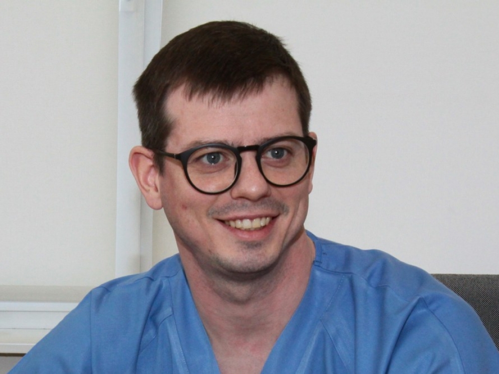 „Kalbant apie darbo krūvį, nemanau, kad jis daug didesnis nei kitose specialybėse. Mano žmona - teisininkė, jei sudėtume jos darbo valandas, nebūtų trumpesnės, gal net ir ilgesnės nei mano. Skirtumas tik tas, kad ji gali darbą pabaigti ir namuose, aš gi paciento namo neparsivesiu...“ – sako Vilniaus universiteto ligoninės Santariškių klinikų gydytojas anesteziologas-reanimatologas Ernestas Gaižauskas.