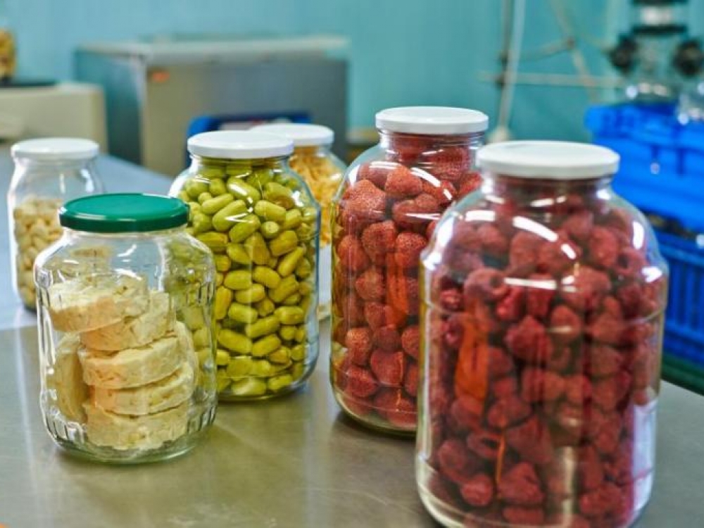 Deja, kol kas namų sąlygomis liofilizuoti maisto produktų neįmanoma dėl labai brangių šaldymo aparatų. Tačiau, anot specialistų, tai tik laiko klausimas, nes, įvertinus liofilizuotų produktų naudą, tokių įrenginių greičiausiai daugės ir jie pigs. 