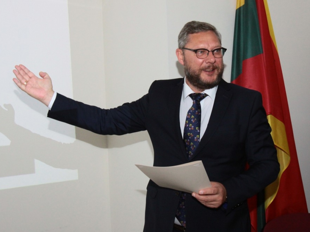 „Esame pasitvirtinę strateginių veiksmų planą, kuris yra suderintas su Sveikatos apsaugos ministerija. Iki 2022 metų turime įgyvendinti numatytus projektus. Ateityje panašios pertvarkos laukia ir Psichiatrijos klinikos sektoriai, vienas iš kurių yra Žiegždriuose, kitas – Aleksote. Tos pačios įstaigos, teikiančios tas pačias paslaugas, tik viena mieste, kita – rajone. Jau dabar susiduriame su psichiatrų trūkumu ir norint, kad kolegos važiuotų budėti į už miesto esančią gydymo įstaigą, turime mokėti daugiau. Taigi ateityje iš šių dviejų įstaigų turi likti viena“, - sako Respublikinės Kauno ligoninės generalinis direktorius Linas Vitkus. 