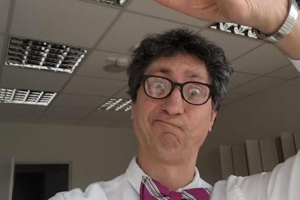 „Juokas dažnai yra dalykas rimtas. Visų pirma jis gali būti labai skirtingas. Man artimiausias požiūris, kad humoras – pasaulio suvokimo forma. Beje, kad man būtų juokinga – retas atvejis, tad juokiuosi retai“, - sako aktorius Sakalas Uždavinys. 