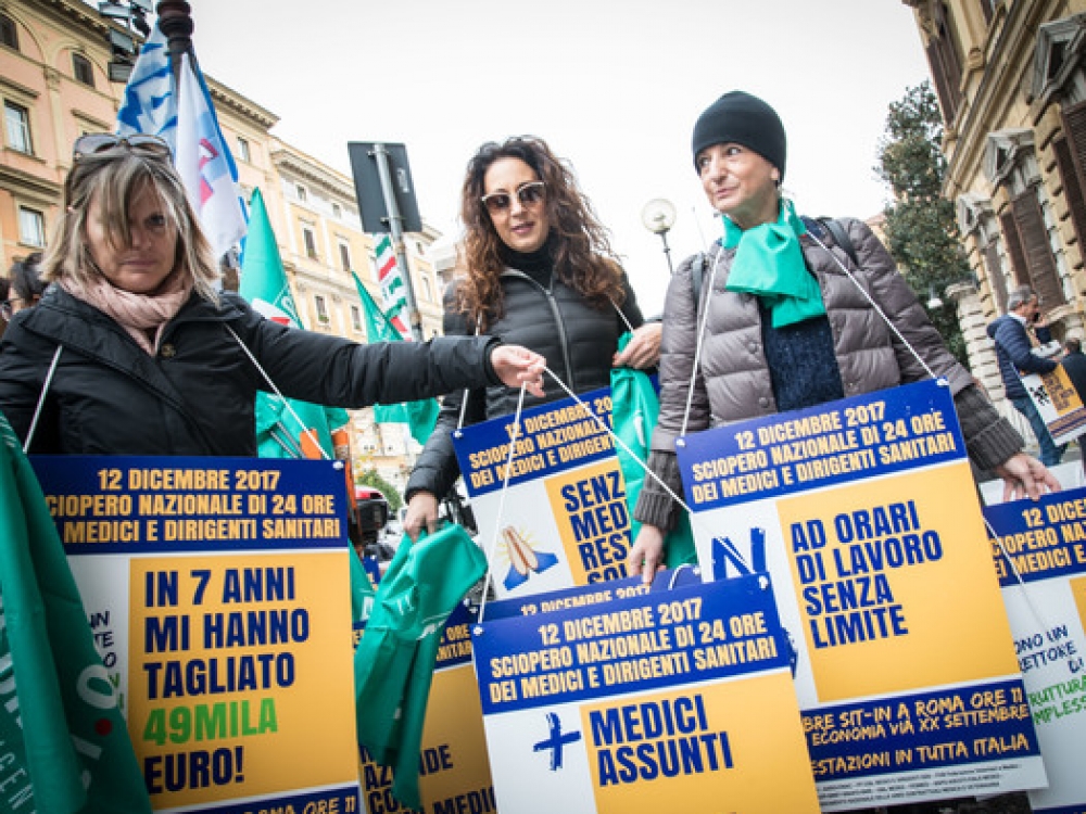 Gruodį protestuodami prieš vyriausybės planuojamas taupymo priemones sveikatos sistemoje Italijoje streikavo tik gydytojai. O prieš dvi savaites šalyje medikai surengė vieną didžiausių streikų, jo metu buvo teikiama tik skubi medicinos pagalba.