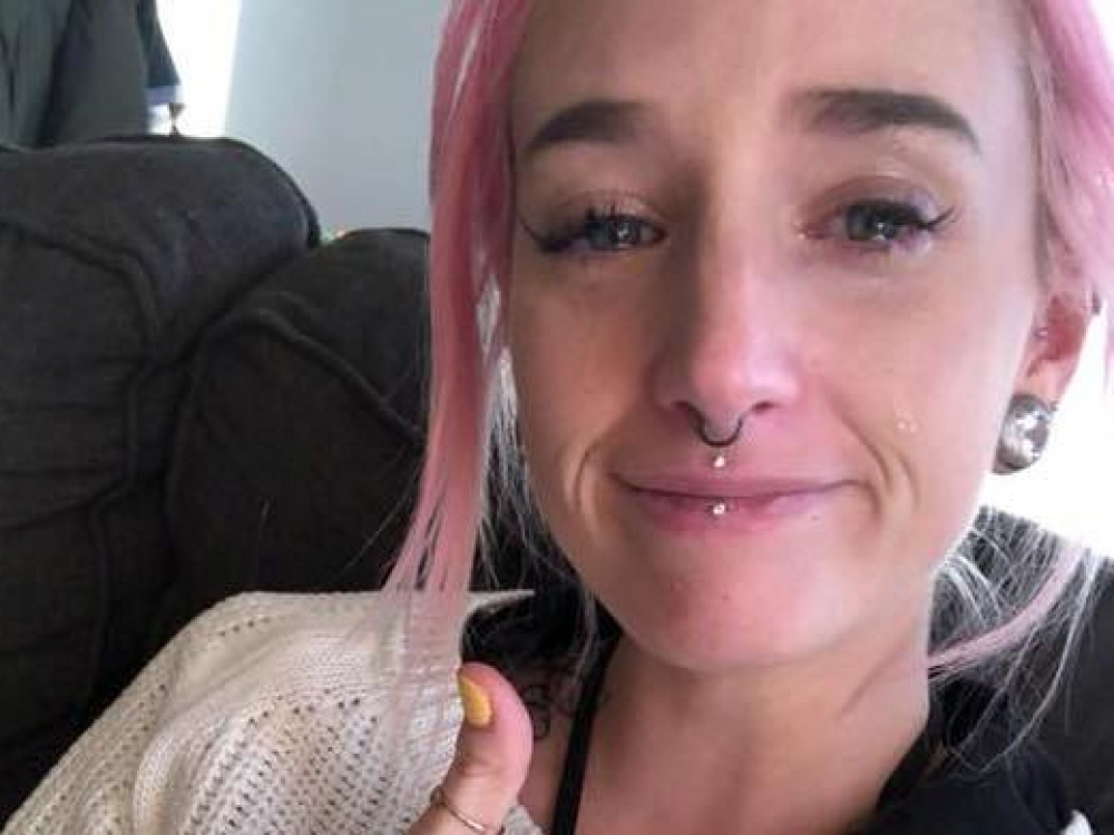„Esu pervargusi, nenoriu eiti į darbą, nes kasdien žinau, kas manęs laukia – 70 pacientų ir nė viena diena nebus lengvesnė“, - socialiniame tinkle „Facebook“ rašė jauna Kvebeko slaugytoja Émilie Ricard. Kanados gydytojų specialistų atlygimai yra dideli, o slaugytojos ar kitas medicininis personalas atsidūrė gana sudėtingoje finansinėje padėtyje.