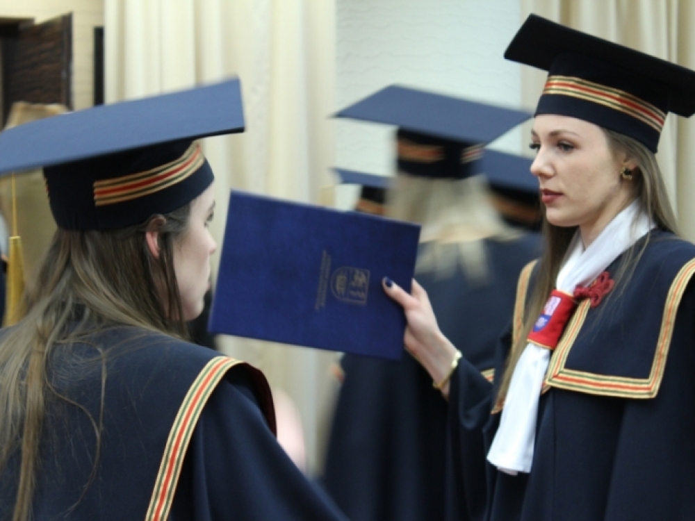 LSMU išleista pirmoji naujos specialybės absolventų – gyvensenos medicinos magistrų laida. Kaip skelbiama pranešime spaudai, kvalifikuoti specialistai pasirengę prisijungti prie šeimos gydytojų komandos ir teikti profesionalias konsultacijas sveikos mitybos, fizinio aktyvumo, žalingų įpročių, streso prevencijos ir valdymo klausimais. 