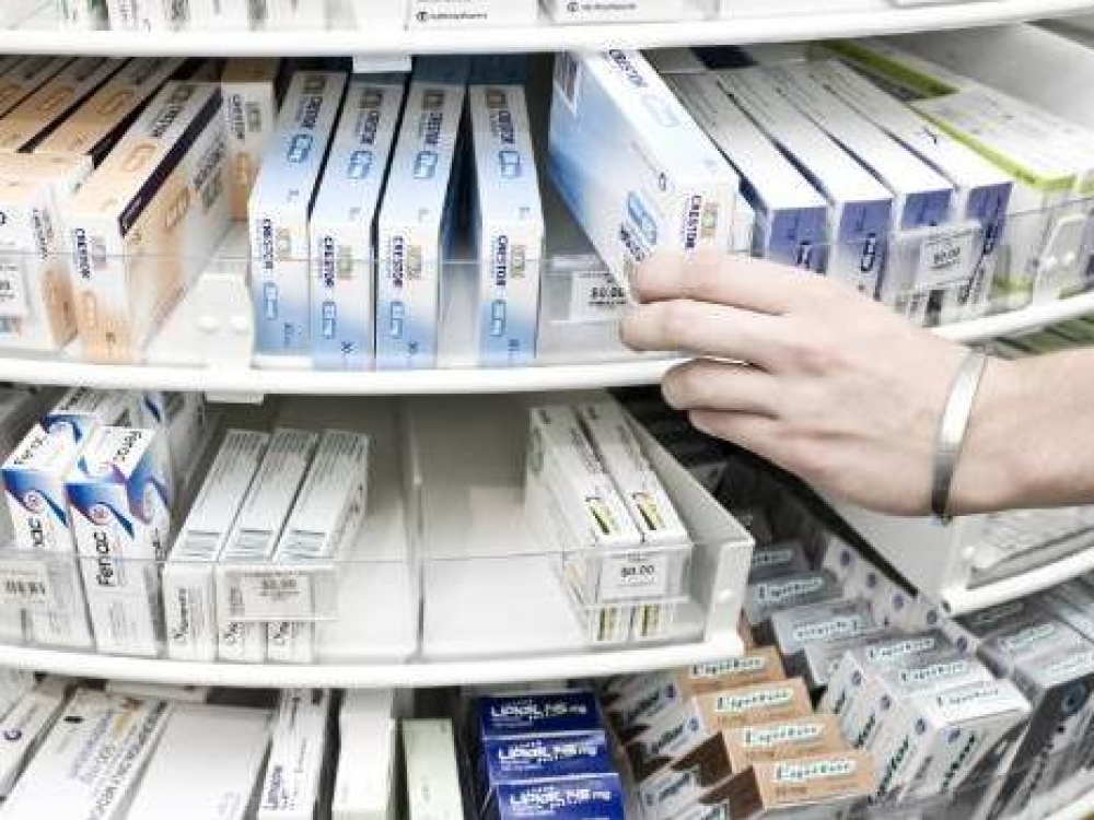 Vyriausybė praėjusį rugpjūtį irgi pasiūlė Seimui priimt Farmacijos įstatymo pataisas ir leisti gydymo įstaigoms tiekti vaistus nelietuviškomis pakuotėmis - numatoma, kad sveikatos priežiūros įstaigoms galėtų būti tiekiami registruoti vaistiniai preparatai pakuotėmis kita EEE valstybės kalba, vartojant lotynišką raidyną.
