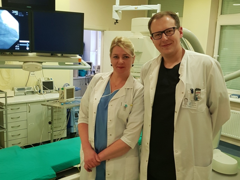 Rentgeno chirurgijos ir neinvazinės diagnostikos skyriaus slaugytoja Rasa Radionovienė ir intervencinis kardiologas Vytenis Tamakauskas sėkmingai atliko pirmąją elektrokardiostimuliatoriaus su kardioverterio defibriliatoriaus funkcija (IKD) implantaciją. Zitos Katkienės nuotr.
