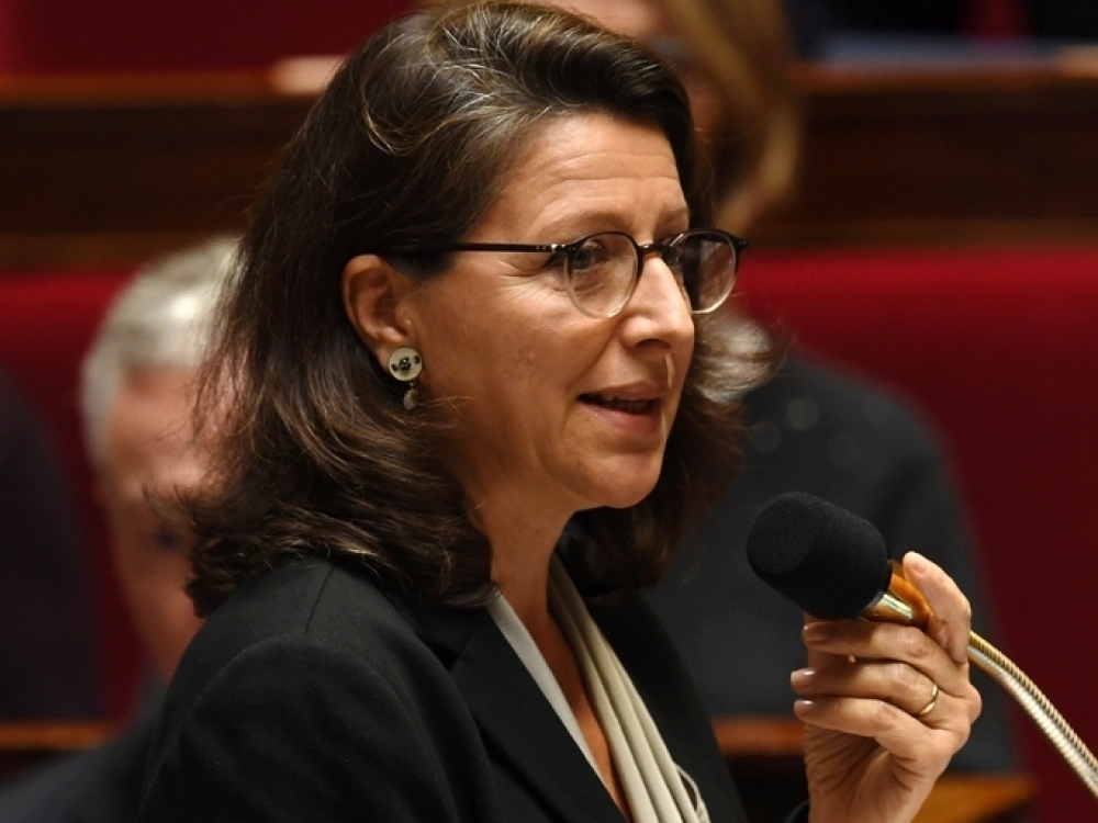 Artimiausiu metu Prancūzijos sveikatos ministrė Agnès Buzyn planuoja kreiptis į kultūros ministrą su prašymu palaikyti jos siūlymą drausti prancūziškuose filmuose scenas, kuriose būtų rūkoma. „Nesuprantu, kodėl cigaretė yra neatsiejama prancūziškų filmų dalis“, - sako gydytoja hematologe dirbusi ministrė.