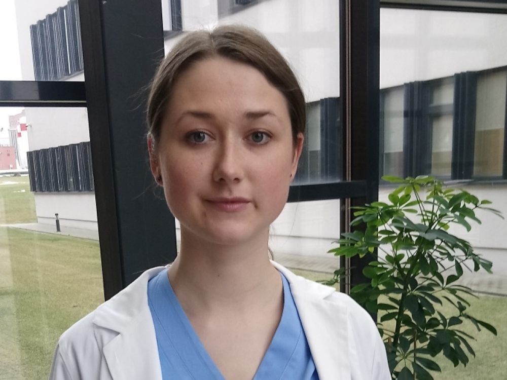 „Manome, kad ir nedidelis miestas gali turėti puikiai veikiantį skubiosios pagalbos skyrių. Viskas priklauso nuo mūsų, rezidentų, entuziazmo, aišku, nemažai – ir nuo ligoninės vadovo vizijos“, - sako Kauno klinikų skubios pagalbos rezidentė Gabija Sakavičiūtė.
