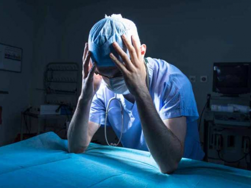 Perdegimo sindromas šiandien yra labai dažnas, o medikai, ypač slaugytojai, yra tarp didžiausią riziką perdegti turinčių žmonių. Tokioje situacijoje atsidūrusiems medikams tikimybė padaryti sveikatą ar gyvybę kainuojančias klaidas yra nemaža.