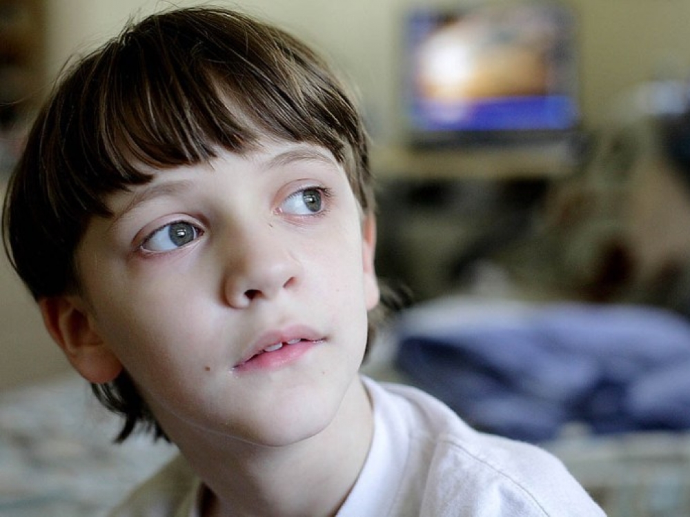 „Ką jis galvoja? – po sūnaus, turinčio autizmo sindromą, nuotrauka rašo jo tėtis fotografas Džeisonas Wilkie. – Aš taip noriu tai sužinoti. Tiksliau būtų įdomu sužinoti, kas vyksta jo galvelėje.“ (© Jason Wilkie)