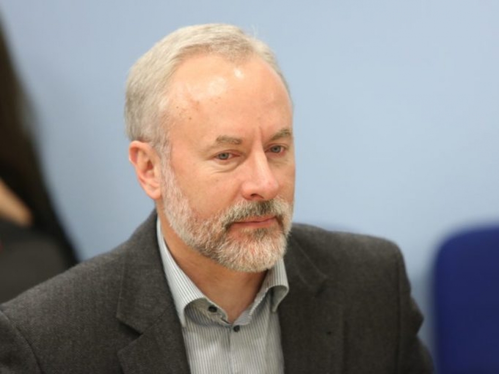 „Dabar vaistinėse vaistininkai prevenciškai pataria, kad nepanaudotų vaistų per daug ar per stiprių, o ar pardavėjas patars? Vaistinėje jam vis tiek patars, o čia žmogus pats spręs ir gali nuspręsti ne pačiu protingiausiu būdu“, –  svarsto parlamentaras Jurgis Razma.   