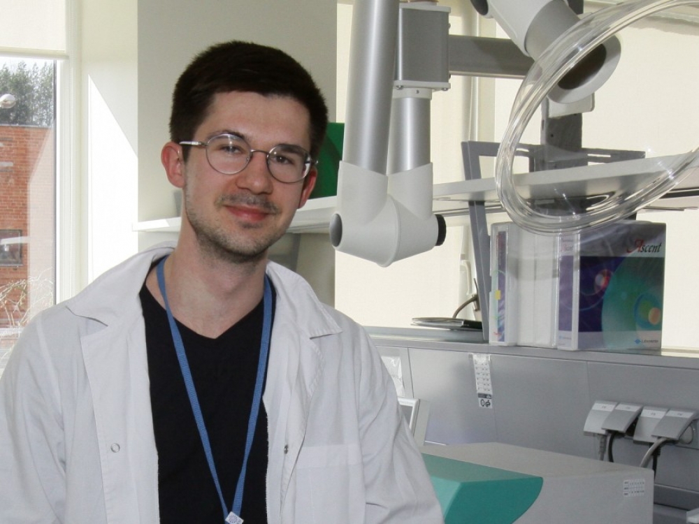 „Jei anksčiau reta liga sergančiam žmogui prognozė išgyventi buvo ne daugiau nei dvidešimt metų, dabar šis laikas pailgėja du kartus ar dar daugiau“, - sako pirmo kurso VU genetikos rezidentas, Jaunųjų gydytojų asociacijos valdybos pirmininkas Karolis Šablauskas.