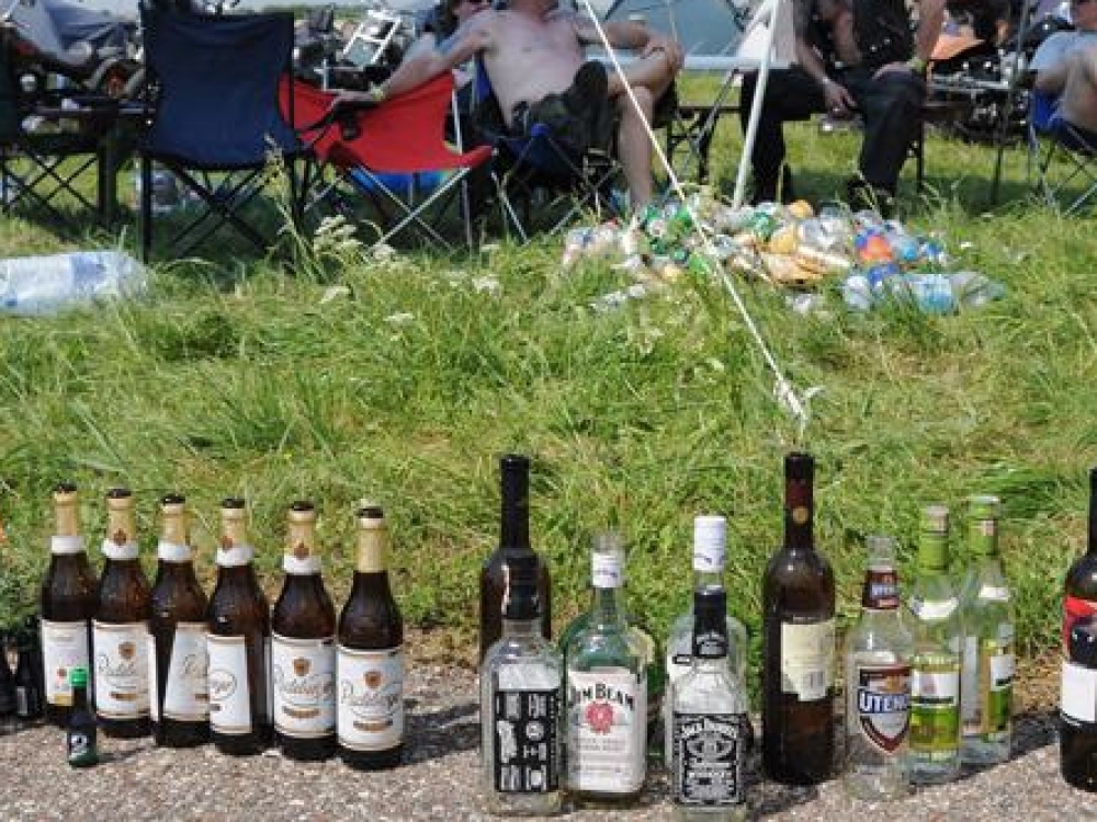 Seimo sveikatos komitetas siekia, kad masiniuose renginiuose, kurie neretai baigiasi girtuokliavimu ir muštynėmis būtų draudžiama ne tik pardavinėti, bet ir gerti stipriuosius alkoholinius gėrimus.