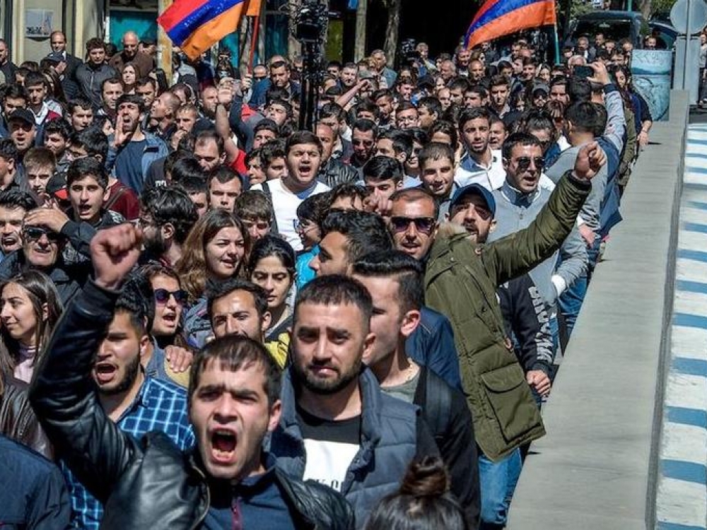 Dešimtys tūkstančių žmonių nuo balandžio 16 dienos dalyvavo demonstracijose Armėnijos sostinėje Jerevane, protestuodami prieš buvusio šalies prezidento Seržo Sargsiano siekį įsitvirtinti valdžioje.