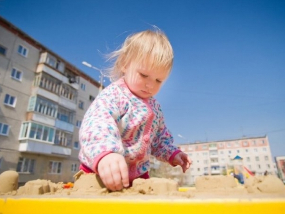 Neprižiūrimos, nedengiamos smėlio dėžės, esančios atvirose erdvėse, parkuose, kiemuose, dažnai tampa ne tik vaikų žaidimo, bet gyvūnų gamtinių reikalų atlikimo vieta. 