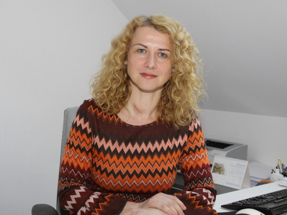 „Šiuo metu šalyje daugiau nei septyniasdešimt procentų visų slaugytojų yra vyresnio amžiaus, ypač tai matyti rajonuose ir miestuose, kuriuose nėra slaugytojų ruošimo bazių - kolegijų ar universitetų“, - sako Lietuvos slaugos specialistų organizacijos viceprezidentė Aistė Raulušaitienė.