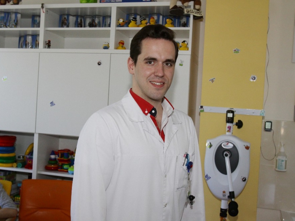 „Inovacija, kurią šiuo metu diegiu į reabilitaciją, – virtuali realybė. Noriu, kad ja būtų galima naudotis ne tik čia, bet ir nusinešti į Kaulų čiulpų transplantacijos poskyrį. Ten vaikai guli izoliuoti nuo visuomenės kokius tris mėnesius. Virtualiųjų akinių pagalba galėčiau iš minorinės, išsekinusios ligoninės aplinkos, perkelti juos bet kur – į kalnus, gamtą, kosmosą“, - sako ergoterapeutas Justinas Blaževičius.