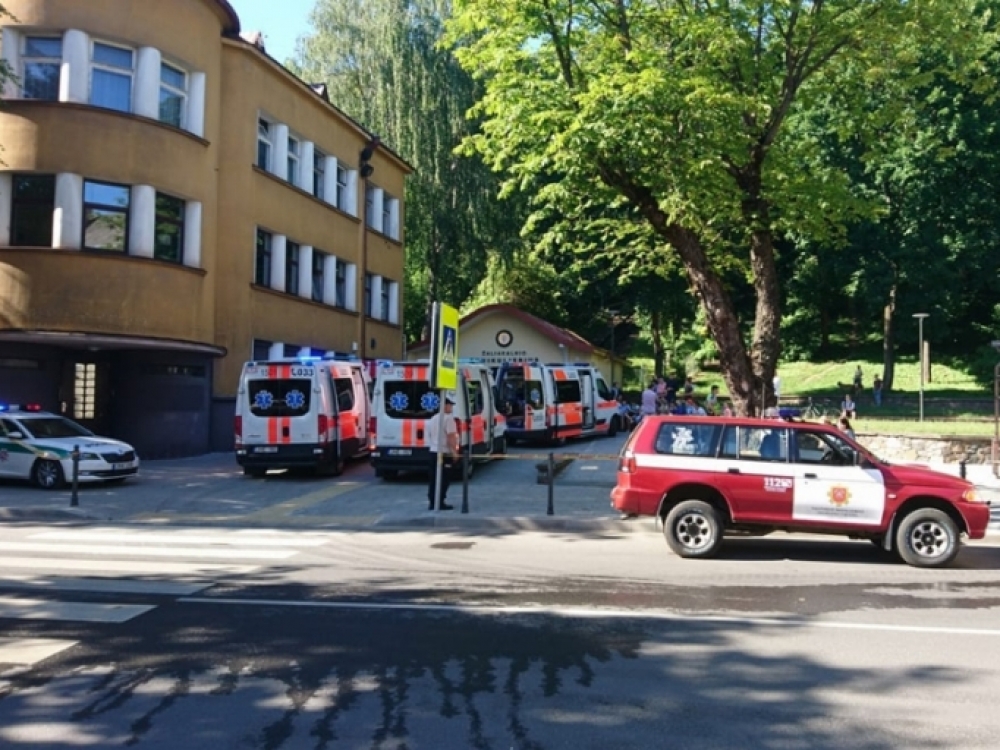 Penktadienio popietę per avariją Kauno Žaliakalnio funikulieriuje nukentėjo aštuoni juo kėlęsi vaikai. Į įvykio vietą atvykę policijos pareigūnai funikulieriaus mašinistui nustatė lengvą 0,69 promilės girtumą. Jis sulaikytas.
