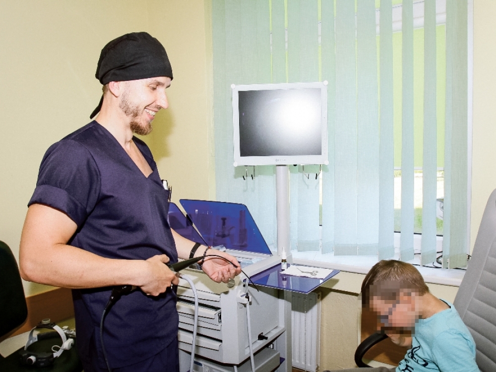 Otorinolaringologas Giedrius Ramanauskas sako, kad darbui dvidešimt pirmame amžiuje norint suteikti kokybiškas ir saugias paslaugas vien specialisto, reflektoriaus ir stalinės lempos nepakanka. Tam reikalinga moderni įranga, be kurios šiandien otorinolaringologo darbas tiesiog neįmanomas.