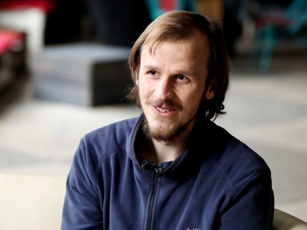 „Jei mieste pabūnu kokią savaitę, pagaunu save, kad tapau neramus, nerandu vietos. Mane pažįstantys, žiūrėk, jau laido užuominas: „Važiuok į mišką!“. Miške aš turiu „laiką su savimi“,“ – sako operatorius Mindaugas Survila.