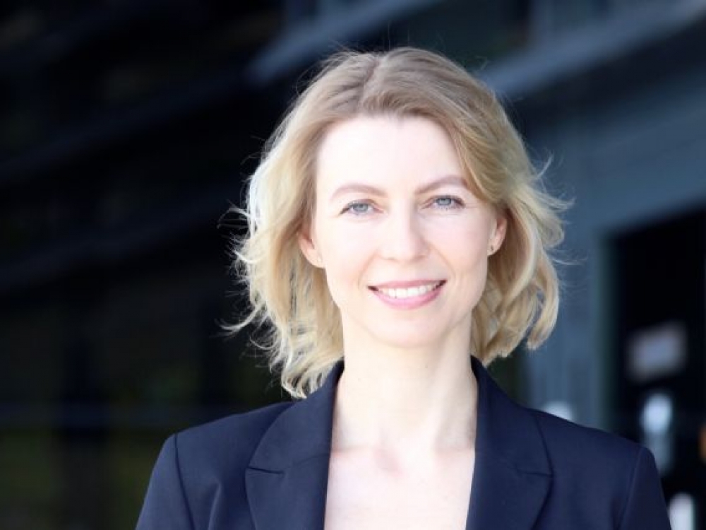 „Tenka konstatuoti, kad pritaikius naują tvarką, sumažėjo gamintojų, o rengtame kainyne neliko beveik ketvirtadalio kompensuojamųjų vaistų, kuriais lėtines bei sunkias širdies ir kraujagyslių, plaučių, centrinės nervų sistemos, onkologines ir kitas ligas gydėsi 200 tūkstančių pacientų. Jiems teks keisti vaistus“, – naujos tvarkos pasekmes įvertino Vaistų gamintojų asociacijos direktorė Rasa Bričkienė. 