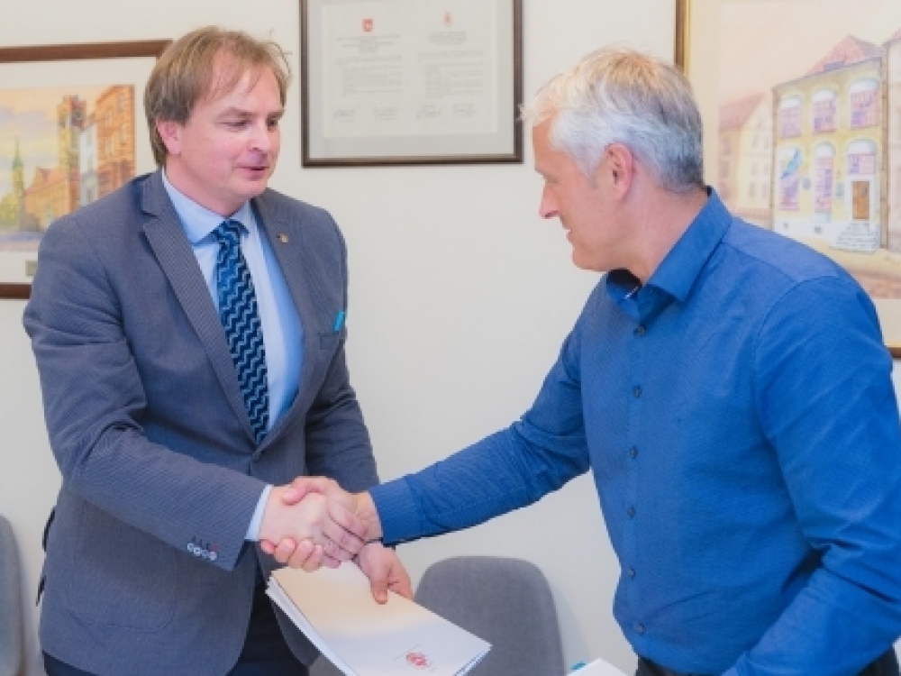 Sutartį dėl artėjančiais mokslo metais teikiamų Tarpdisciplininio itin gabių moksleivių ugdymo paslaugų pasirašė projekte dalyvaujančioms aukštosioms mokykloms atstovaujantis šio projekto vadovas, Lietuvos sveikatos mokslų universiteto prorektorius studijoms prof. Kęstutis Petrikonis (kairėje) ir Kauno miesto savivaldybės administracijos direktorius Gintaras Petrauskas.