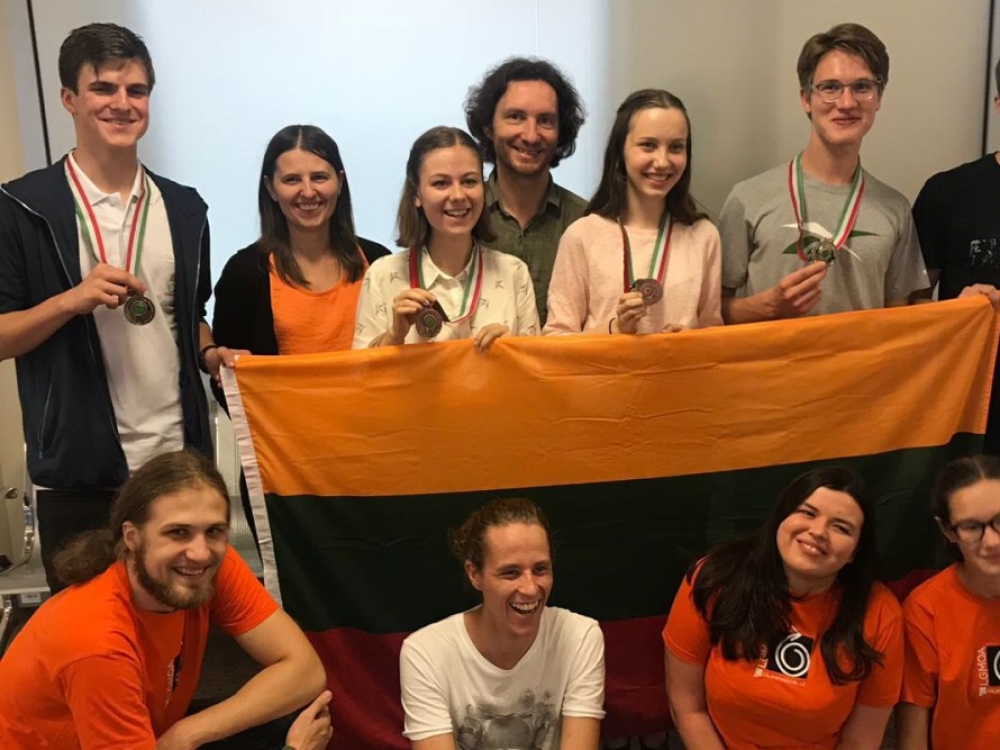 Lietuvos komanda Tarptautinėje biologijos olimpiadoje. Paulius Valiukevičius stovi pirmas iš kairės.