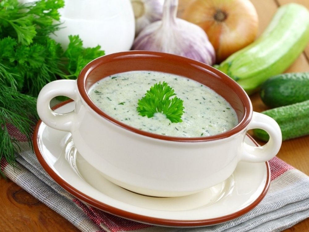 Šalta sriuba turėtų būti maždaug 8-12 laipsnių temperatūros. Toks patiekalas net karštą vasaros dieną niekada netaps peršalimo priežastimi.