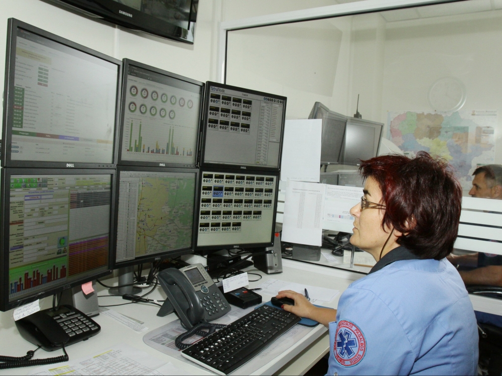 Dispečerė GMP pajėgų valdytoja Ana Orechova sako, jog jos darbas reikalauja itin didelio susikaupimo ir greitos reakcijos.