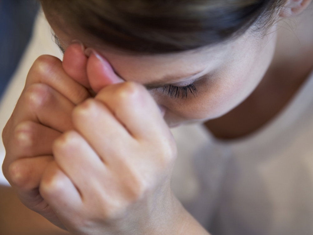 PMS simptomai gali pasireikšti dėl jautrios nervų sistemos, hormonų disbalanso, antros ciklo pusės hormonų trūkumo. Tačiau dažniausiai kaltas padidėjęs nervų sistemos jautrumas. Sindromas taip pat gali atsirasti ir dėl krūtų hormono prolaktino padidėjimo.
