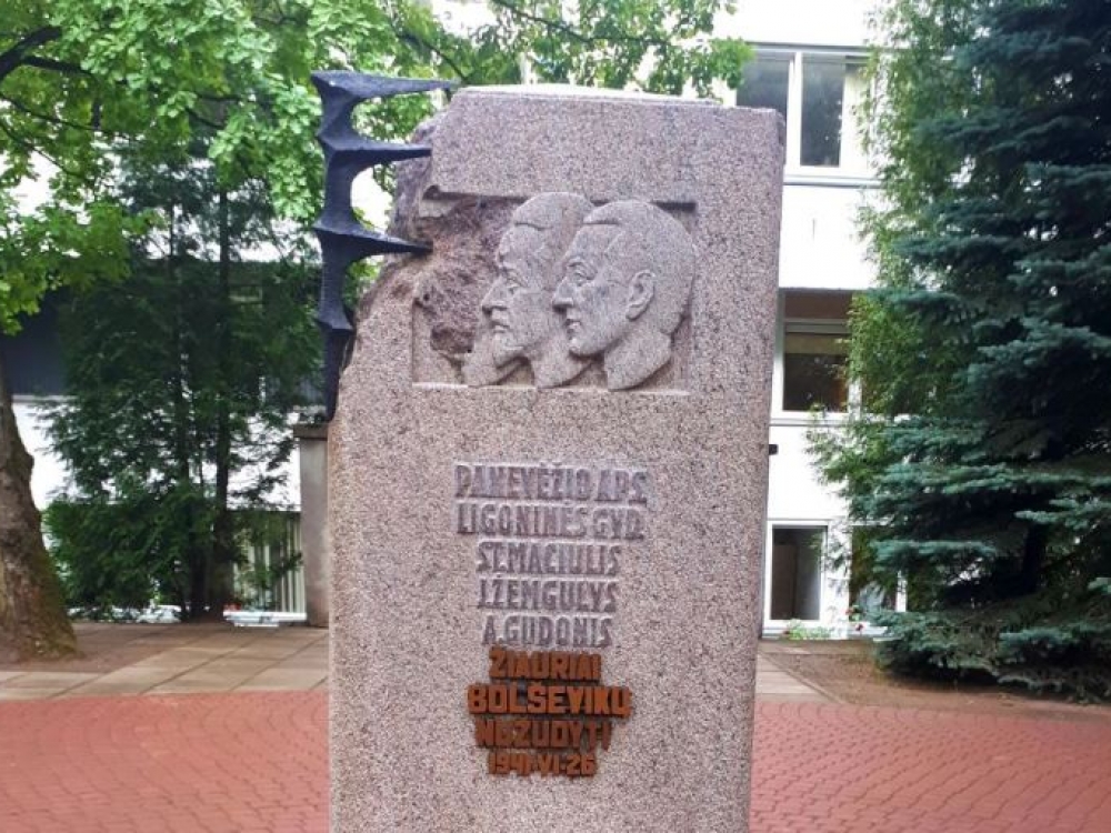 Ligoninės kieme nukankintiems medikams atminti stovintis paminklas taip pat turi dramatišką istoriją. Karo pabaigoje, bombardavimo metu, paminklas nužudytiems gydytojams buvo apgadintas. 1944 m. gydytojo J.Statkevičiaus iniciatyva paminklas buvo išsaugotas nuo sunaikinimo, slapta jį užkasus stovėjimo vietoje. Jis vėl atidengtas tik 1988 m. lapkričio 1 d. 