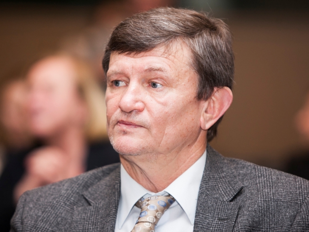 „Suprantama, negali Lietuva apsieiti bent be vieno padoresnio stadiono, nes šalies rinktinė, kaip bebūtų, sėkmingiau ar ne visai sėkmingai, rungtyniauja tarptautinėse varžybose. Kartais į Lietuvą atvažiuoja komandos, kurios yra pasaulio reitingo viršūnėse. Todėl mano požiūris dėl Vilniaus užmačių turėti nacionalinį stadioną – teigiamas“, - sako Seimo Jaunimo ir sporto komisijos narys, buvęs krepšininkas Sergejus Jovaiša.
