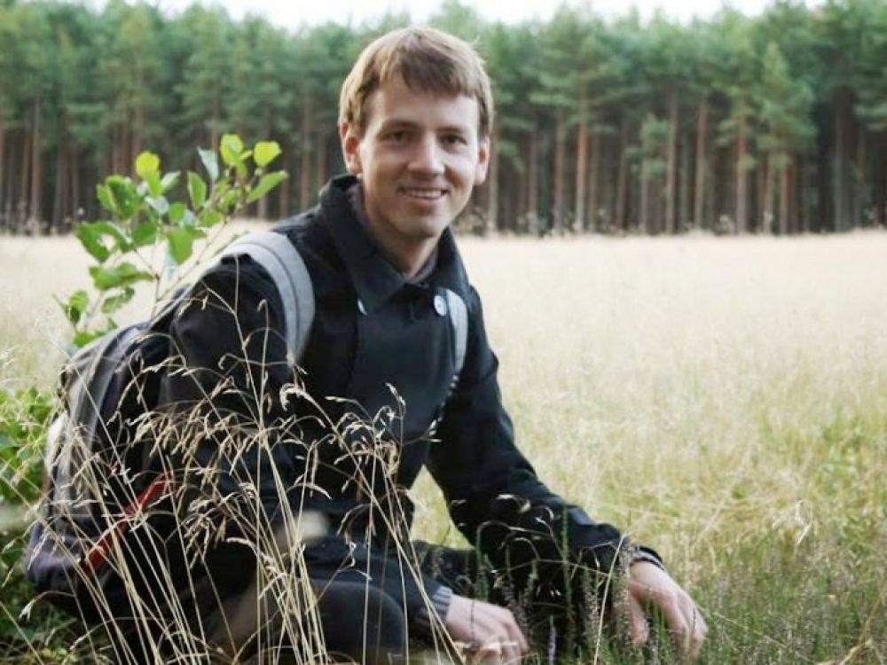 „Susitikę su žaliavalgiais draugais kalbėjomės tik apie vieną – ką čia sugriaužti. Įsivaizdavome, kad ir iki dievų mums nebedaug trūksta... Sutinku, kad vasarą pažaliavalgiauti galima, ypač jeigu turi nuosavą daržiuką. Tačiau svarbu nepamiršti, kad maistas – ne pats svarbiausias dalykas gyvenime!“ – pasakoja: „Žolinčių akademijos“ viceprezidentas Marius Lasinskas.
