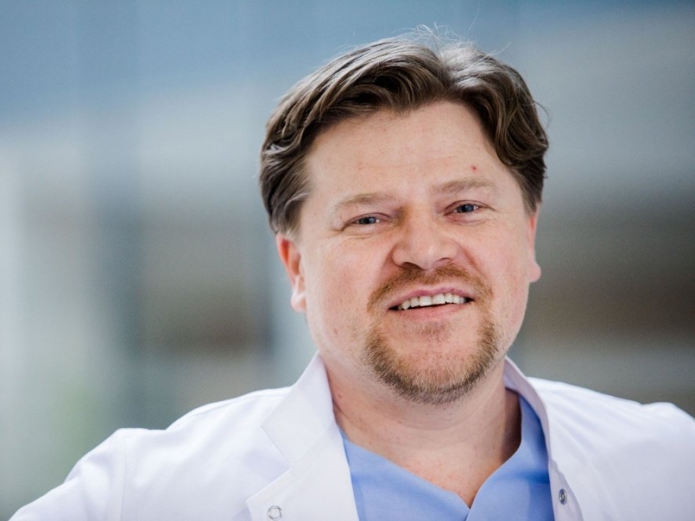 „Kai studijuoji valstybės lėšomis apmokamoje vietoje, atrodo, lyg ir viskas normalu, nes, na, visur taip yra. Tačiau kai už studijas moki pats, tada viskas regisi kiek kitaip... Įsivaizduokite, kai pirkdami paslaugą apraše matote viena, o gaunate kita“, - sako vaikų chirurgas Laurynas Šarkinas.