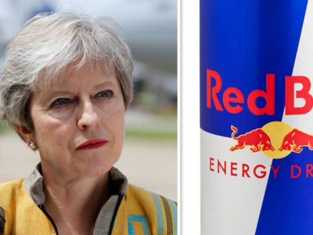 Ministrė pirmininkė  Tereza May nori uždrausti prekybininkams pardavinėti vaikams energinius gėrimus, tokius kaip „Red Bull“, „Monster“ ir „Relentless“, dėl juose esančio didelio cukraus ir kofeino kiekio. 