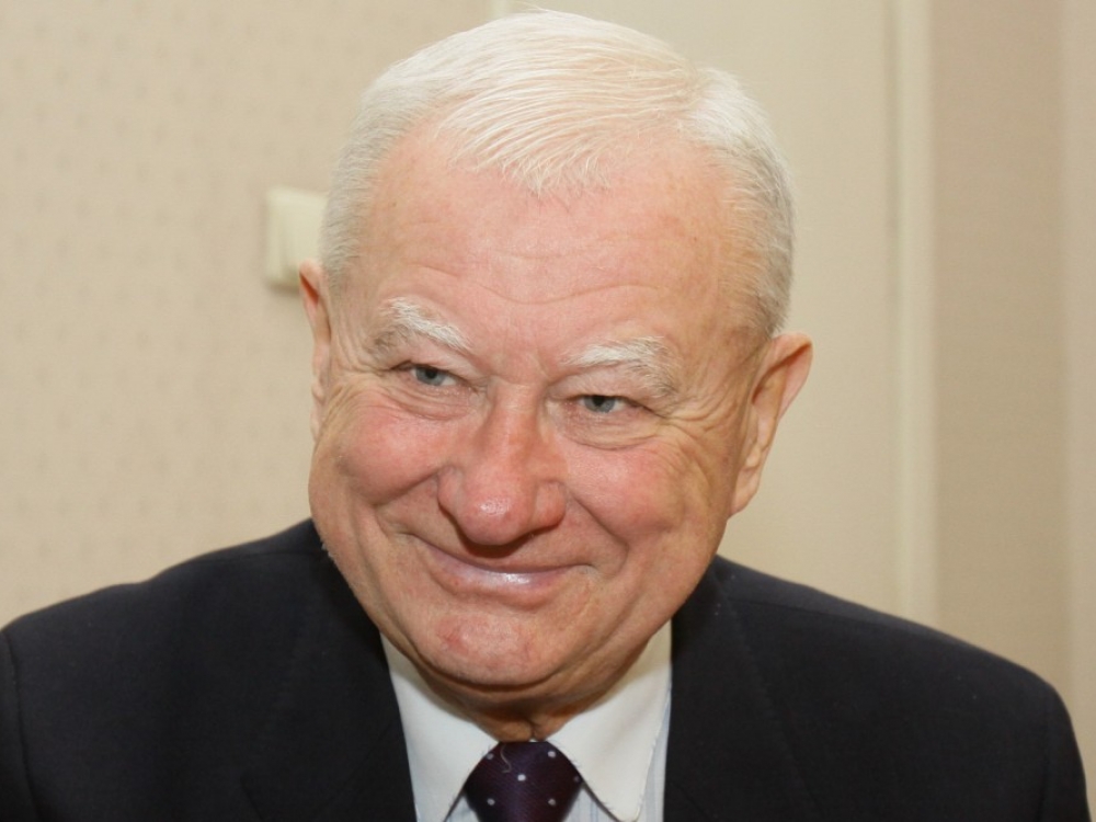 „Pavojinga ir jums, Henrikai, tai tema: jei šiandien kas ima apie skiepus kalbėti, iškart būna paklaustas, kiek už tai farmacininkai jam sumokėjo“, - šypsosi profesorius Alvydas Laiškonis.